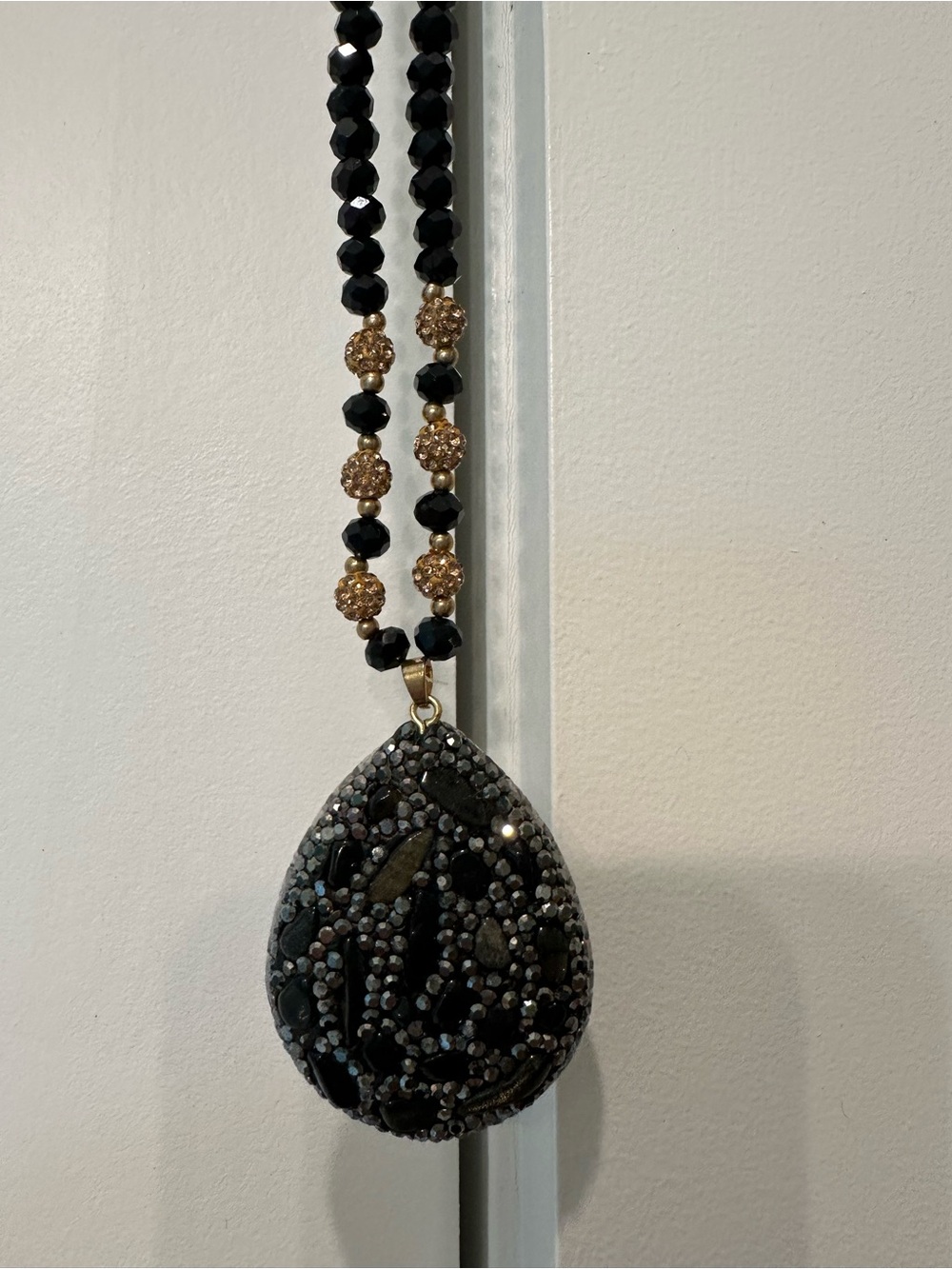 Black and Gold Beaded Teardrop Pendant Necklace